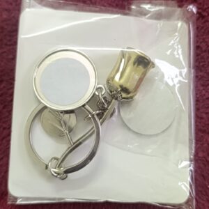 ميدالية معدنية مع وردة