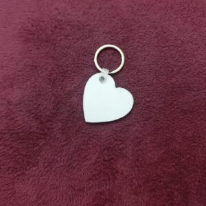 ميدالية خشبية الشكل قلب