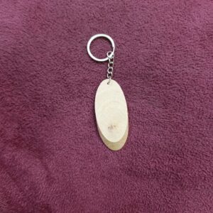 ميدالية خشبية بيضاوية الشكل