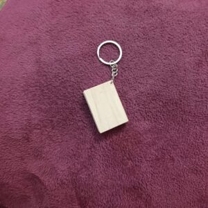 ميدالية خشبية شكل كتاب