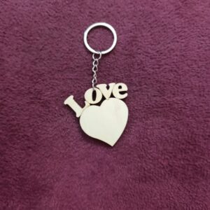 ميدالية خشبية على شكل قلب مع عبارة love فوقها