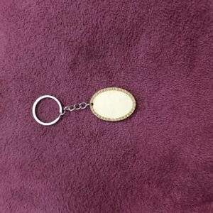 ميدالية خشبية بيضاوية الشكل