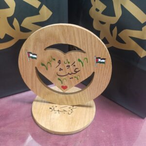 كتابة بالخط العربي على درع خشب