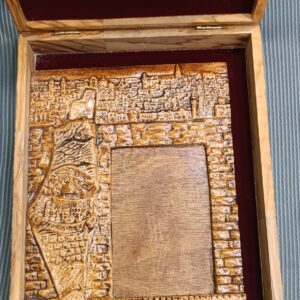 درع تكريم على شكل خارطة فلسطين بداخله قبة الصخرة